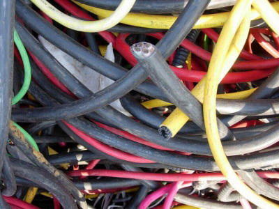 等待被电线电缆撕碎机破碎的废旧电线电缆.png